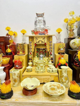 Đặt tượng Di Lặc trên bàn thờ Thần Tài được không